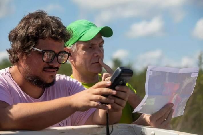 Os jornalistas Dom Phillips e Daniel Camargos fizeram diversas apurações conjuntas; na da foto, trabalham em uma reportagem na área rural de São Félix do Xingu, no Pará (Foto: João Laet/Repórter Brasil)