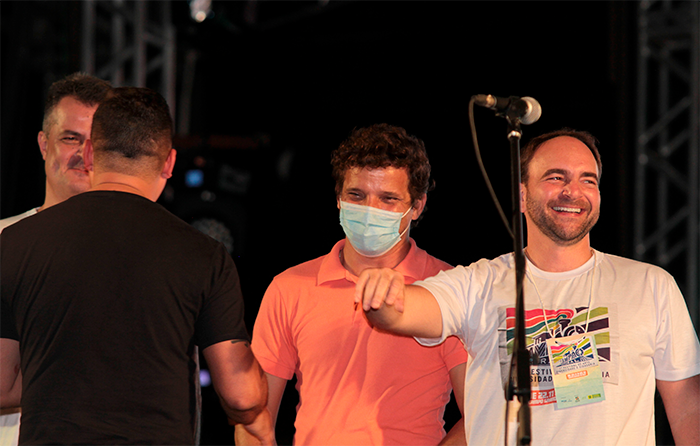 Eduardo Romero está de camiseta laranja, no palco do Campão Cultural. Foto: Tero Queiroz