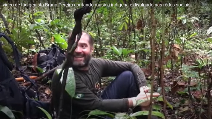 Bruno Pereira canta na floresta. Créditos: Reprodução de Vídeo