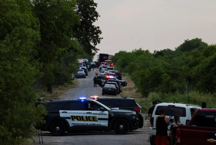Policiais trabalham no local em San Antonio, onde pessoas foram encontradas mortas dentro de um trailer na segunda-feira. Crédito: REUTERS/Kaylee Greenlee Beal