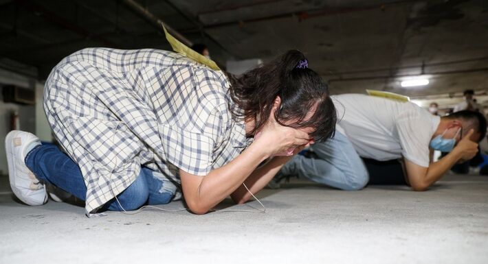 Civis se abaixam e se cobrem durante exercício realizado em um abrigo subterrâneo pelo Departamento de Assuntos Civis do Governo da Cidade de Taipei em 22 de julho. (foto CNA)