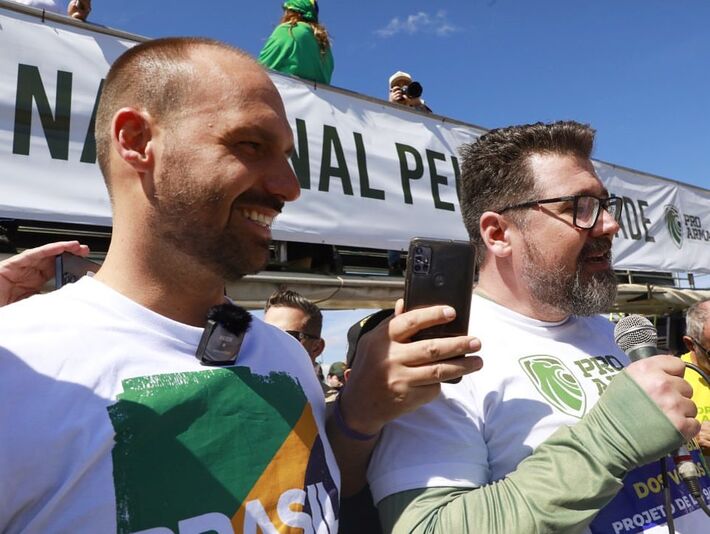 Marcos Pollon de óculos ao lado de Eduardo Bolsonaro (PL). Foto: Reprodução 