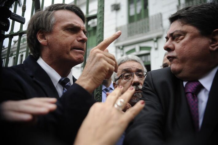Jair Bolsonaro grita com adversário político e inicia agressões físicas.  Foto:  Tânia Rêgo/Agência Brasil