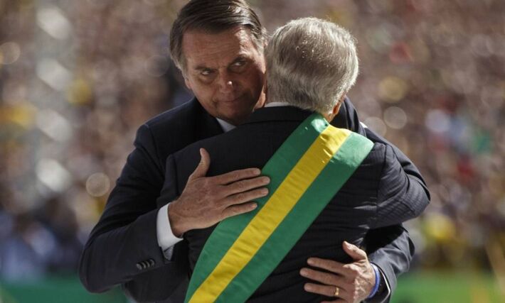 Jair Bolsonaro abraça Michel Temer na cerimônia de posse como novo presidente da República do Brasil. Foto: Daniel Marenco / Agência O Globo