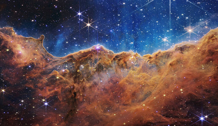 Nebulosa Carina : O olhar de Webb sobre os 'Cliffs Cósmicos' na Nebulosa Carina revela as primeiras e rápidas fases da formação estelar que estavam anteriormente escondidas. Foto: NASA, ESA, CSA, STScI