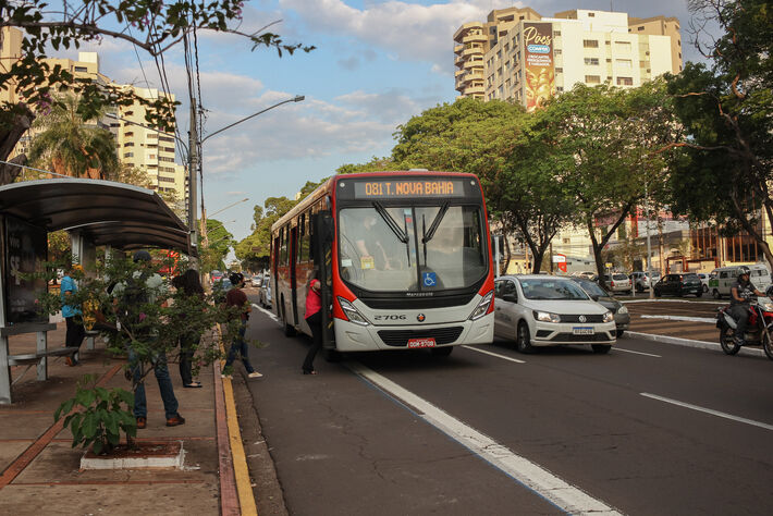 Usuários do transporte coletivo embarcam em ônibus na Capital. Foto: Tero Queiroz 
