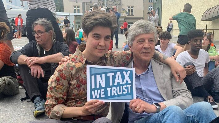 Os milionários Marlene Engelhorn e Phil White se juntaram a um protesto de Davos pedindo impostos mais altos para os ricos. Foto: PHIL WHITE