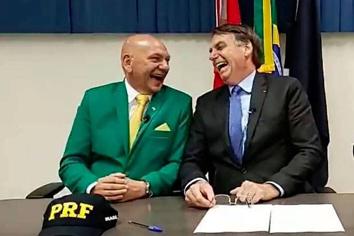 O presidente Jair Bolsonaro posta em suas redes sociais foto com o empresário Luciano Hang - @jairbolsonaro no Twitter