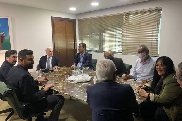 Lideranças do MDB reunidas em São Paulo com o ex-presidente Michel Temer no mês passado - Folhapress