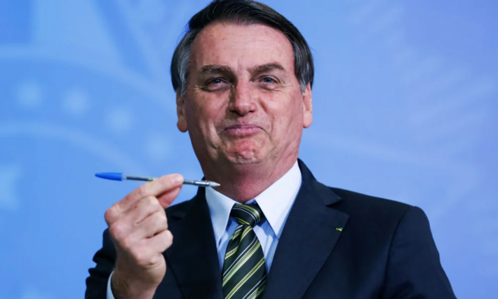 Jair Bolsonaro busca reeleição no Brasil, portanto, concedeu auxílios, estourou o teto de gastos agora cortou o aumento do valor da merenda escolar. (Carolina Antunes / PR)