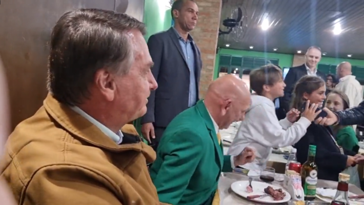 O presidente Jair Bolsonaro e Luciano Hang, no restaurante, momentos antes de serem hostilizados. Foto: Redes 