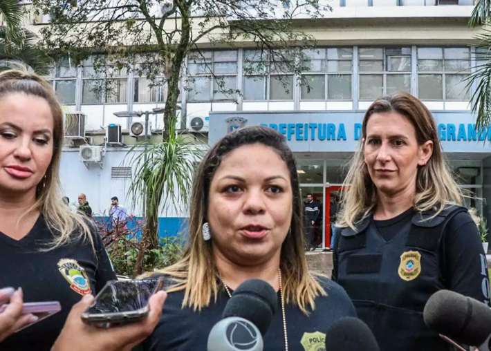 Delegada Maíra (centro) durante entrevista após operação na prefeitura. Foto: Henrique Kawaminami | Campo Grande News