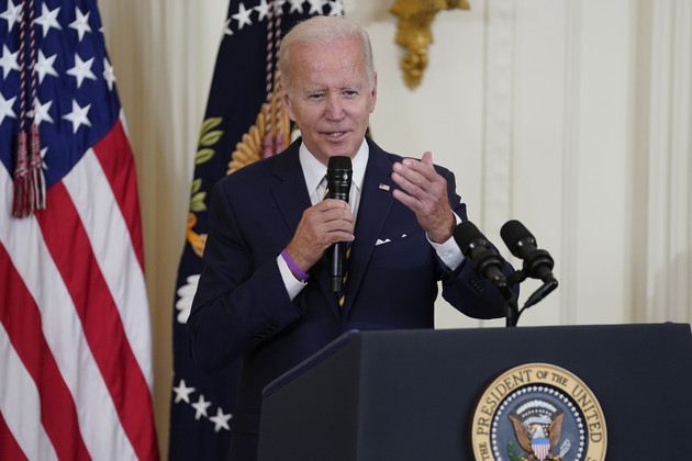 O presidente Joe Biden fez campanha para perdoar até US$ 10.000 para todos os tomadores de empréstimos federais para estudantes e está sob imensa pressão dos progressistas para cumprir essa promessa. | Evan Vucci/AP