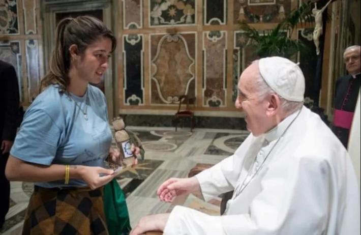 Cristina Chaim, 32 anos, católica e participante assídua do grupo Jovens de Nossa Senhora, entrega "cachacinha" ao Papa Vatican Media