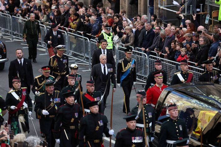 Príncipe Andrew (centro) acompanha demais membros da família real britânica em cortejo à rainha Elizabeth 2ª em Edimburgo, capital da Escócia