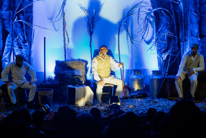 Fernandes ao centro no espetáculo "De Pai Para Filhos". Foto: Tero Queiroz | TeatrineTV 