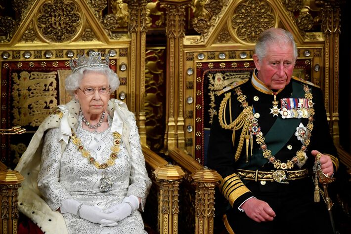 A rainha subiu ao trono aos 25 anos. Seu filho  Charles, assume aos 73 anos. Foto: Coroa 