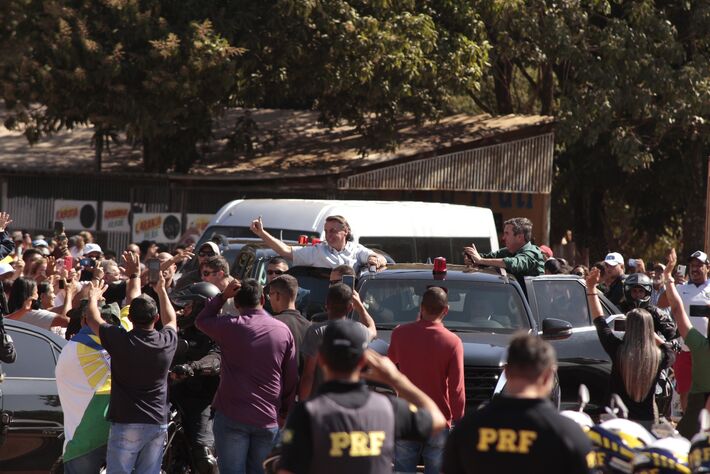 Candidato do PSDB, Eduardo Riedel desfilou em carro oficial com Jair Bolsonaro (PL). Foto: Tero Queiroz
