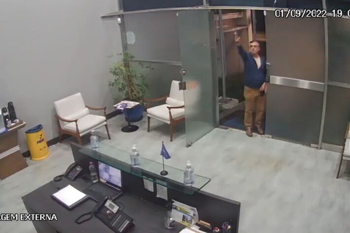Câmera de segurança mostra o deputado estadual Roque Barbiere (Avante) dando um tiro dentro do diretório estadual do PSDB