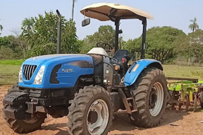 Esse é o trator que foi 'emprestado' a uma empresa privada para obras em asfalto. Foto: Reprodução