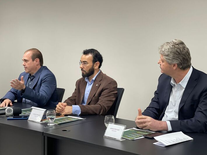 O presidente da Famasul, Marcelo Bertoni, Dobashi e o Secretário da Semagro, Jaime Verruck. Foto: Eduardo Elias | MS Notícias 