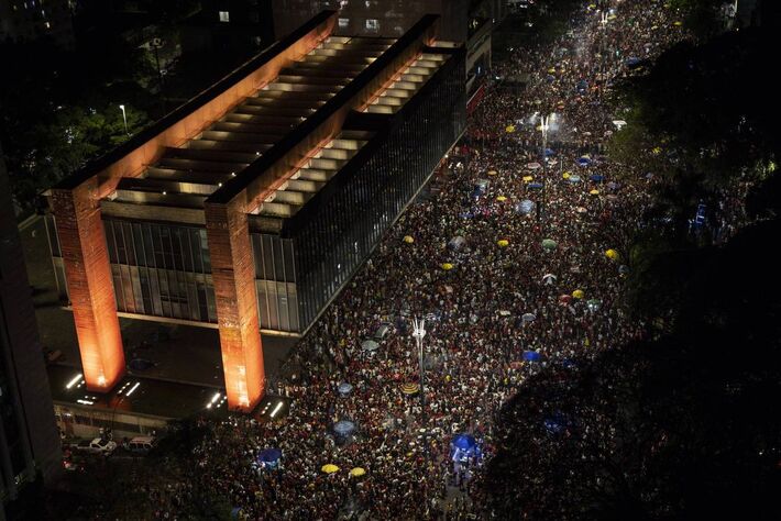 Multidão celebra vitória de Lula na Avenida Paulista. Foto: Folha de S. Paulo