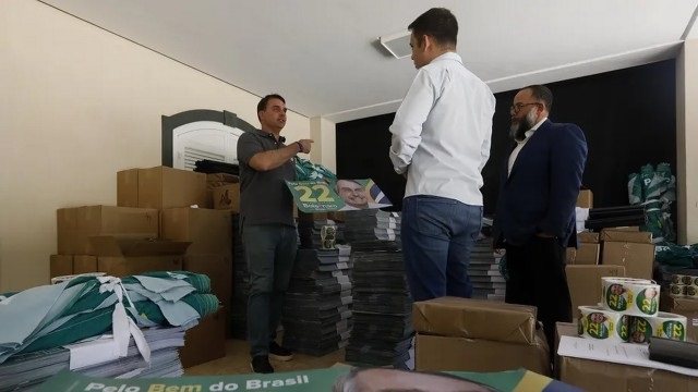 Na Mansão no Lago Sul de Brasília, em um cômodo, Flávio Bolsonaro (PL-RJ) fala com aliados sobre estratégias. Foto: Cristiano Mariz/O Globo