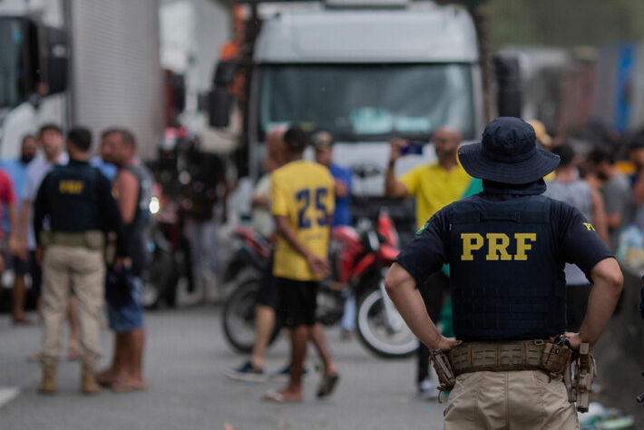 Caminhoneiros bolsonaristas fecharam rodovias e por lá ficaram, sem ser incomodados. Foto: Eduardo Anizelli/Folhapress