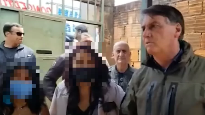 Bolsonaro em visita a venezuelanos na comunidade Morro da Cruz, em São Sebastião (DF). Créditos: Reprodução