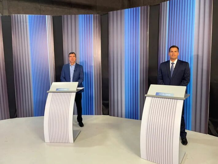  Capitão Contar (PRTB) e Eduardo Riedel (PSDB), candidatos ao governo do Mato Grosso do Sul, já estão posicionados no estúdio da TV Morena, afiliada da TV Globo, para o último debate antes do segundo turno das eleições.  Foto: José Câmara