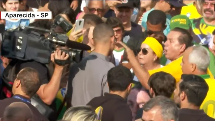 Bolsonaristas com copos de cerveja causam tumulto em Aparecida, na missa da Padroeira.  