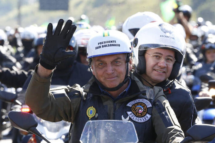 O presidente Jair Bolsonaro (PL) com o deputado Cezinha de Madureira (PSD-SP) na motociata Acelera para Cristo, em São Paulo, em junho de 2021. Foto: Divulgação