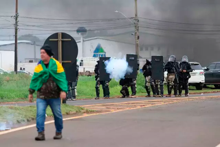 Policial dispara bomba de efeito moral na ação de retirada de manifestantes na BR-163. (Foto: Henrique Kawaminami)  - CREDITO: CAMPO GRANDE NEWS