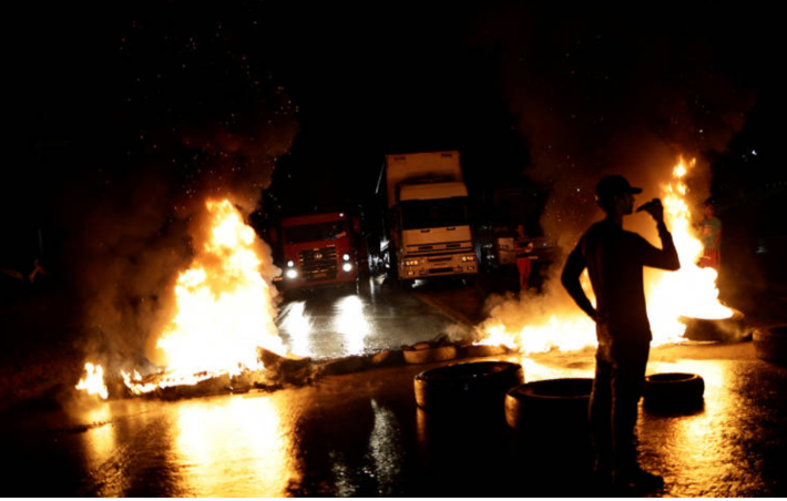 Bolsonaristas radicais bloqueiam tráfego na BR-060. Foto: Ueslei Marcelino  - Reuters