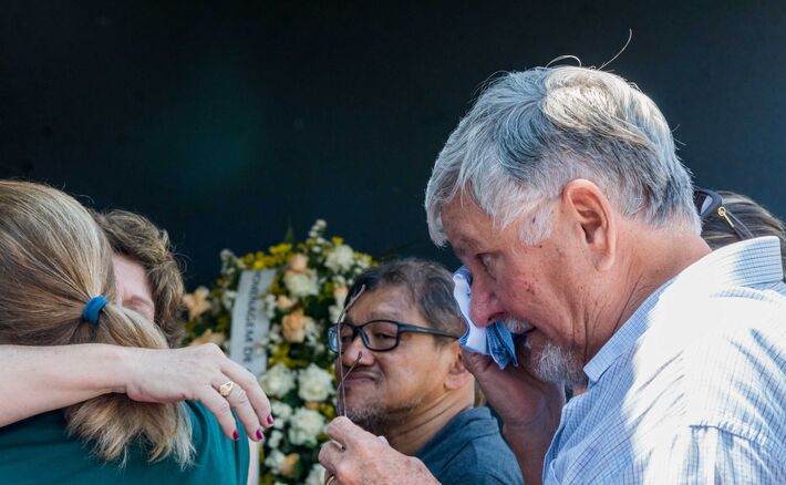 Zeca do PT seca sa lágrimas na porta da capela durante o enterro do seu irmão, Heitor Miranda dos Santos. Foto: Tero Queiroz  