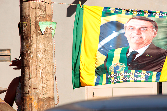 Bolsonarista se esconde da câmera em evento pró-bolsonaro. Foto: Tero Queiroz | Imagem de Arquivo 