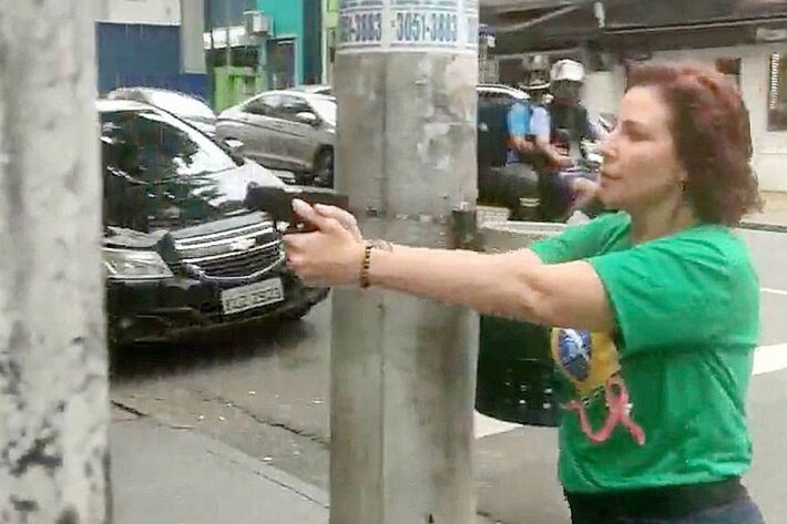 Em 29 de outubro, véspera do segundo turno das eleições, Zambelli se envolveu em uma confusão em São Paulo e chegou a perseguir um homem negro com um revólver em mãos - REPRODUÇÃO