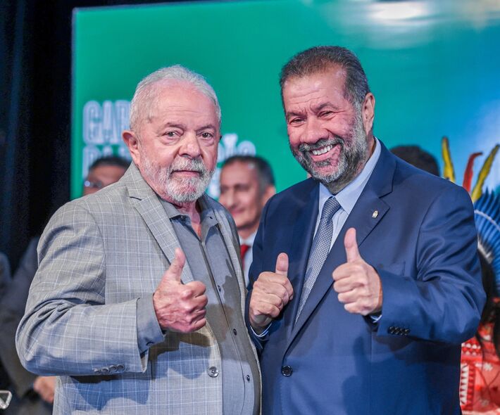 29.12.2022 - Lula e Carlos Lupi, futuro Ministro da Previdência. - O Presidente eleito Luiz Inácio Lula da Silva anuncia os nomes de mais 16 Ministros e Ministras de Estado.  Foto: Ricardo Stuckert