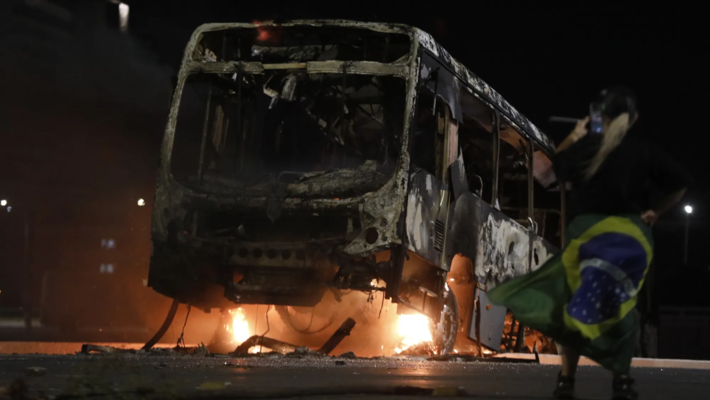 Bolsonaristas radicais depredam carros em frente ao prédio da Polícia Federal, em Brasília. Foto: Agência O Globo