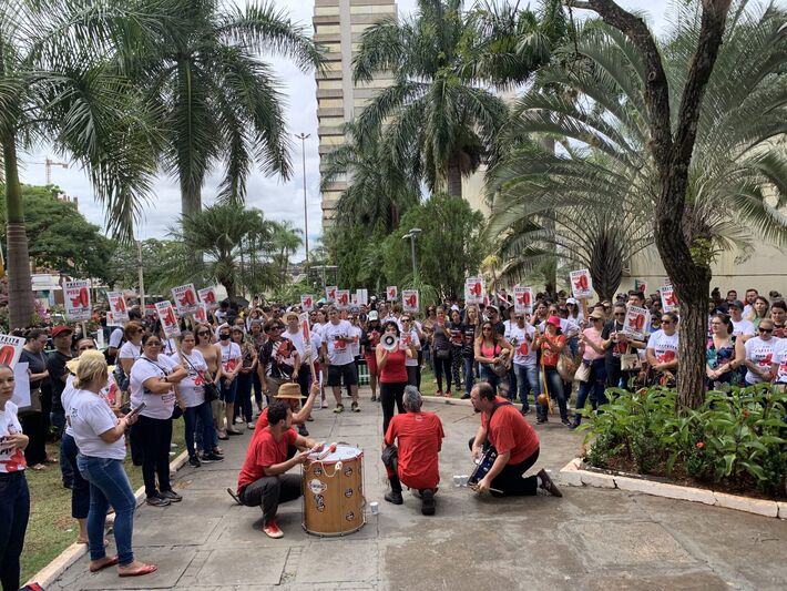 Professores de Campo Grande manifestam em frente a prefeitura. Foto: ACP
