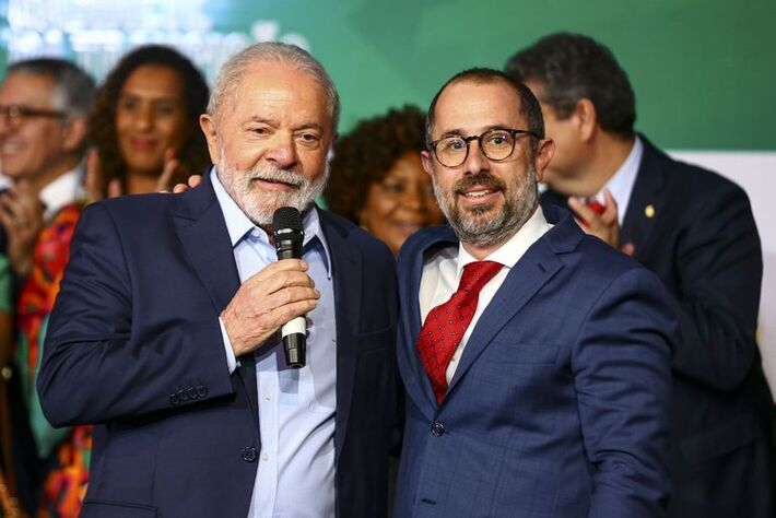 O presidente eleito, Luiz Inácio Lula da Silva, e o futuro ministro da Controladoria-Geral da União, Vinicius Carvalho, durante anúncio de novos ministros que comporão o governo.