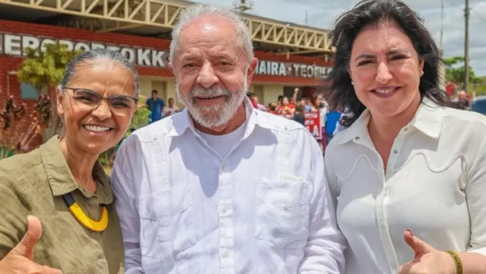 A deputada eleita Marina Silva (Rede-SP), o presidente Lula (PT) e a senadora Simone Tebet (MDB-MS) em ato em Teófilo Otoni (MG). Foto: Ricardo Stuckert