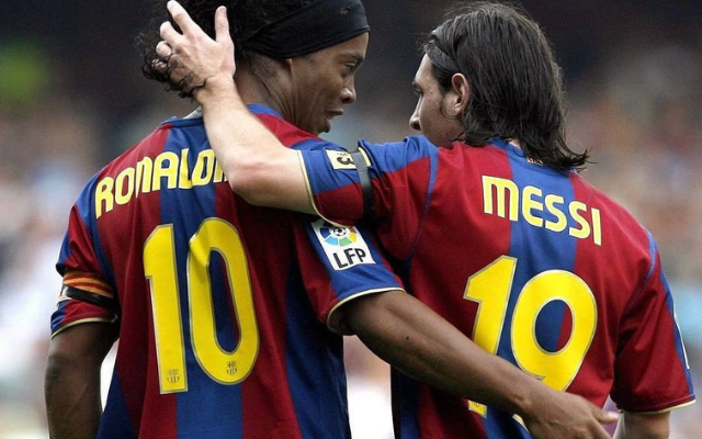 Ronaldinho Gaúcho, sobre Messi:   - Ele é o melhor do mundo há muitos anos. 