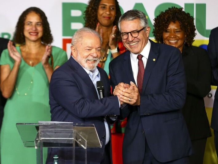 O presidente eleito, Luiz Inácio Lula da Silva, e o futuro ministro da Secretaria das Relações Institucionais, Alexandre Padilha, durante anúncio de novos ministros que comporão o governo.  Foto: Marcelo Camargo/Agência Brasil