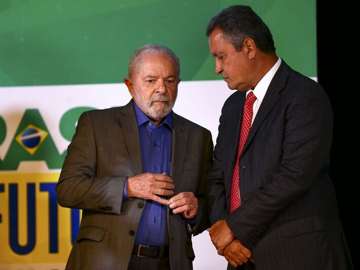 O presidente eleito, Luiz Inácio Lula da Silva, e o futuro ministro da Casa Civil, Rui Costa, durante anúncio de ministros no CCBB Brasília.  Foto: Marcelo Camargo/Agência Brasil