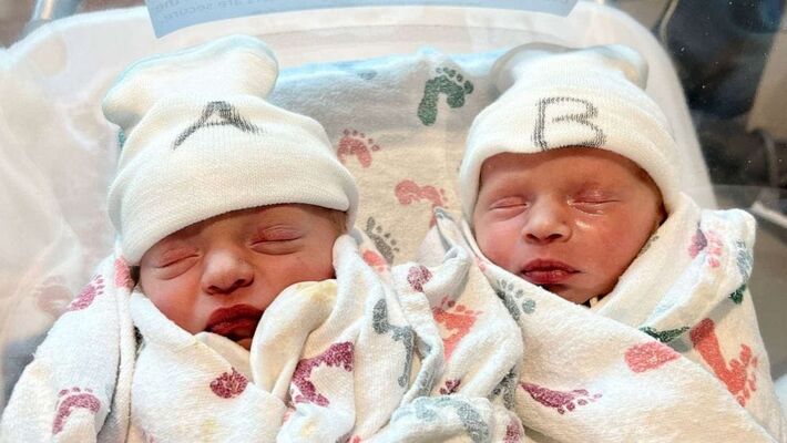 Irmãs Annie Jo Scott e Effie Rose Scott nasceram em dias e ano diferentes em Danton, Texas (EUA). Foto: Facebook 