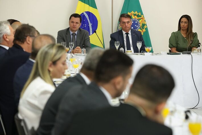 Ex-ministro da justiça Anderson Torres, sua então bancada da segurança e o ex-presidente Jair Bolsonaro. Foto: Marcos Corrêa/PR