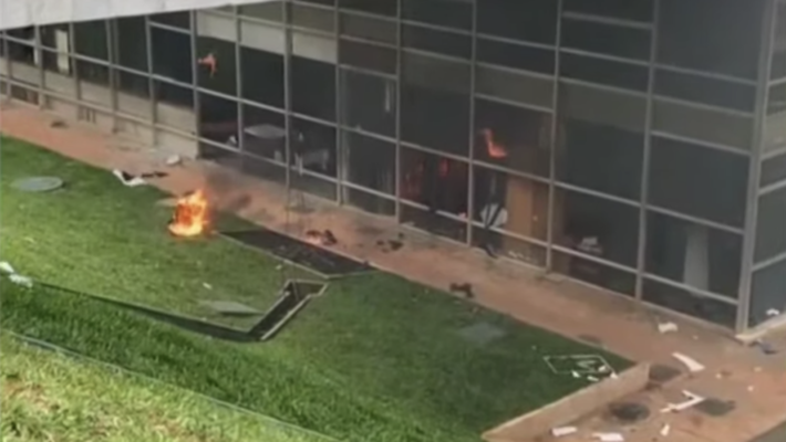 Extremistas colocaram fogo no Palácio do Planalto, sede do governo federal. Foto: CNN