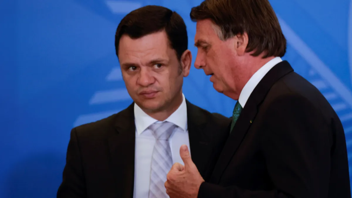 Ex-presidente Jair Bolsonaro e ex-ministro Anderson Torres conversam durante cerimônia em Brasília 14/12/2021. FOTO: REUTERS/Ueslei Marcelino
