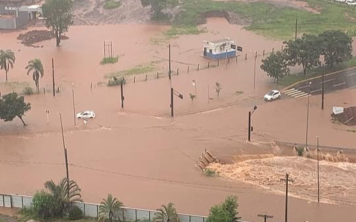 Diversas regiões de Campo Grande tiveram alagamentos nesta 4ª.feira (4.jan.23), em razão de fortes chuvas. Foto: Redes 